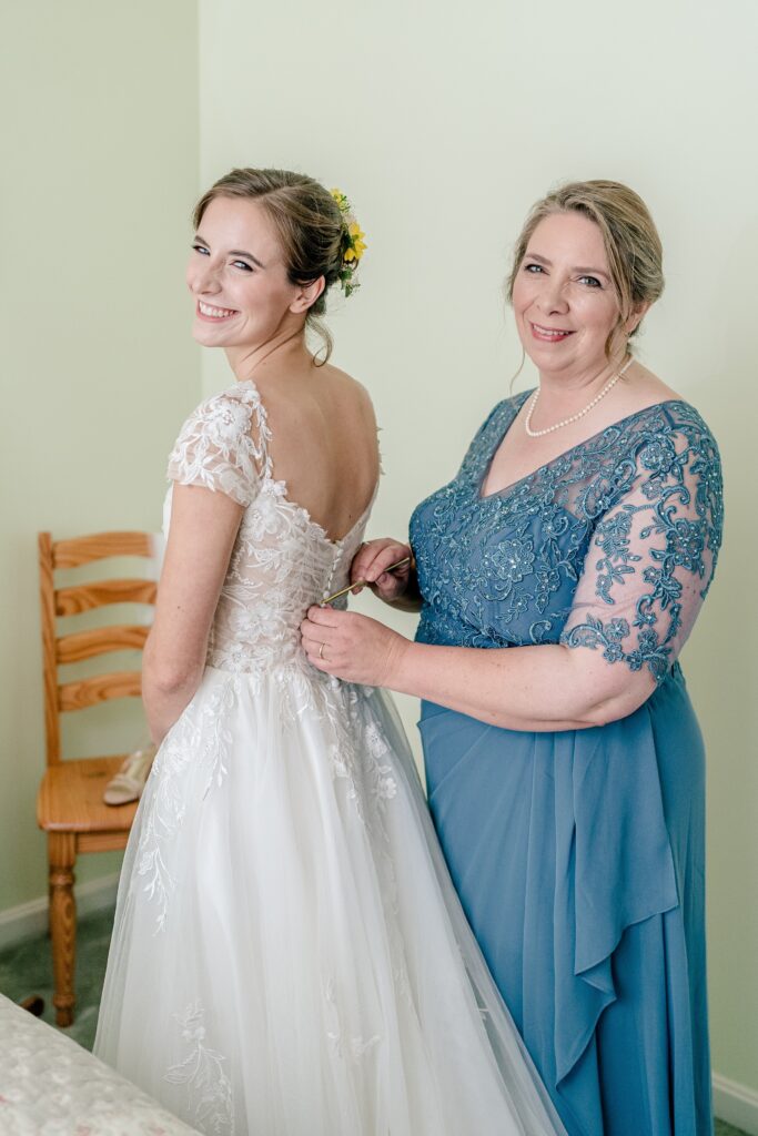 A bride and her mom getting ready for a Stevenson Ridge wedding reception