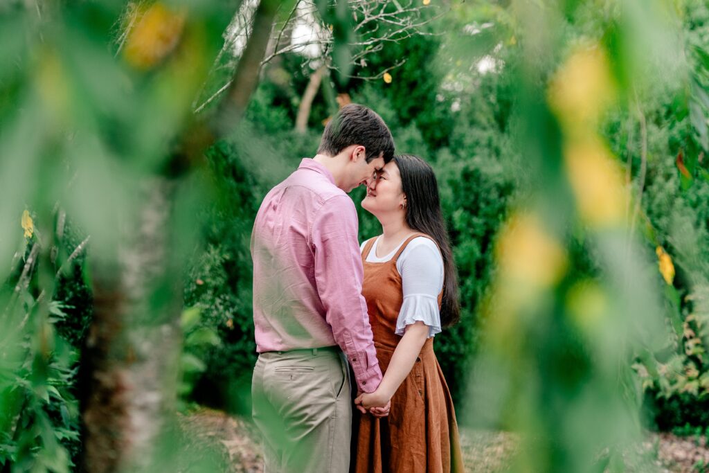 A couple posing for their fall engagement session at Oatlands Historic House and Gardens