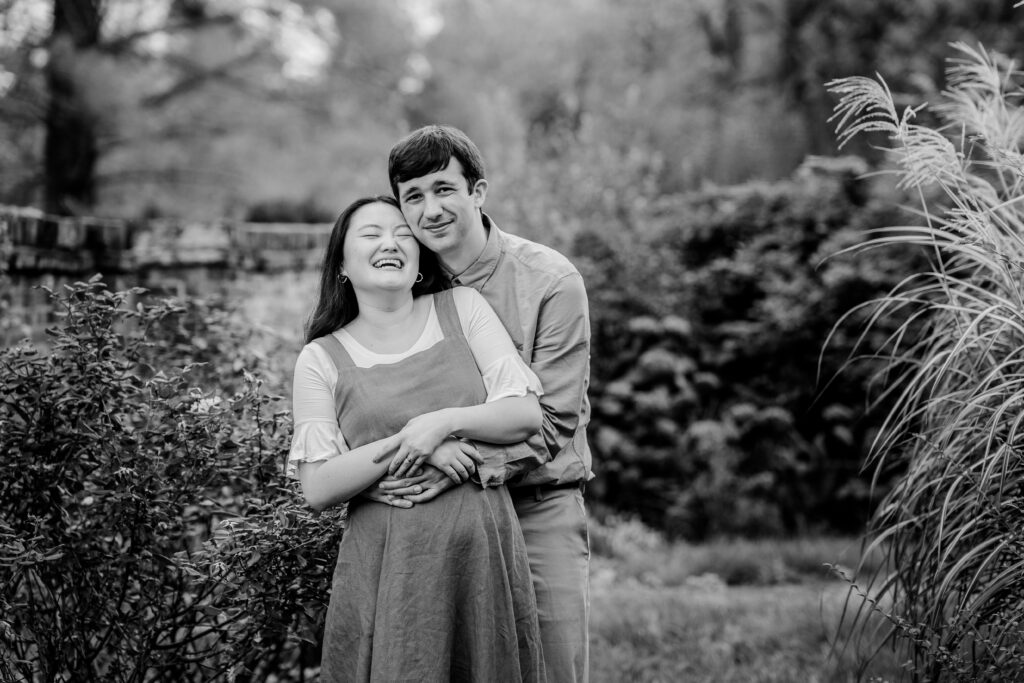 A couple posing for their fall engagement session at Oatlands Historic House and Gardens