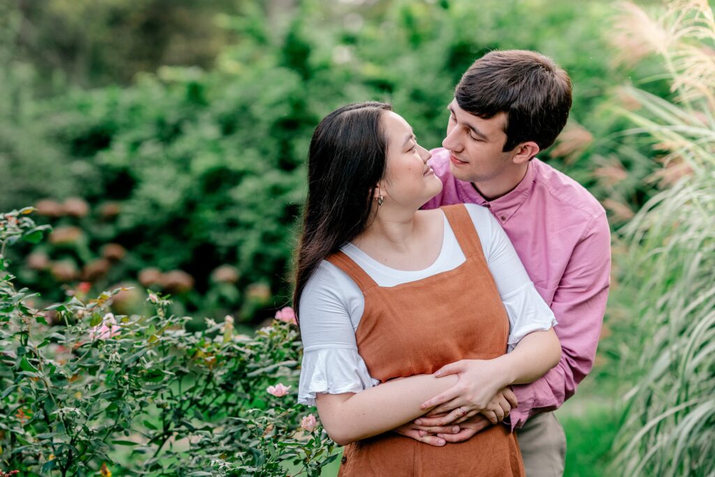 A couple posing for their fall engagement session at Oatlands Historic House and Gardens