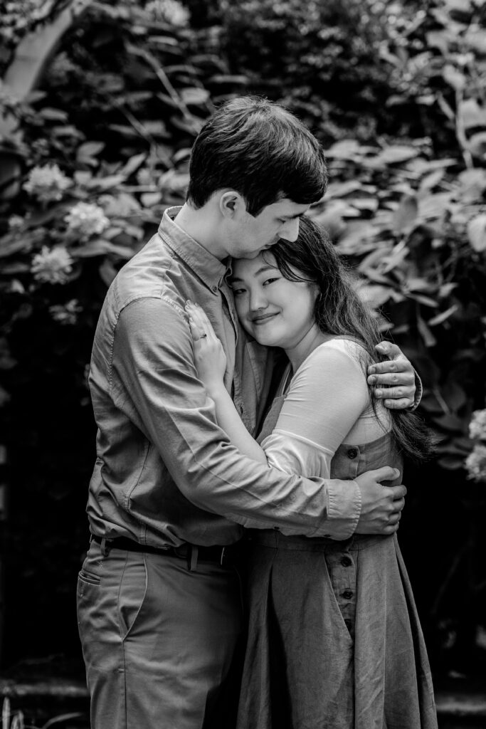 A couple posing for their fall engagement session at Oatlands Historic House and Gardens