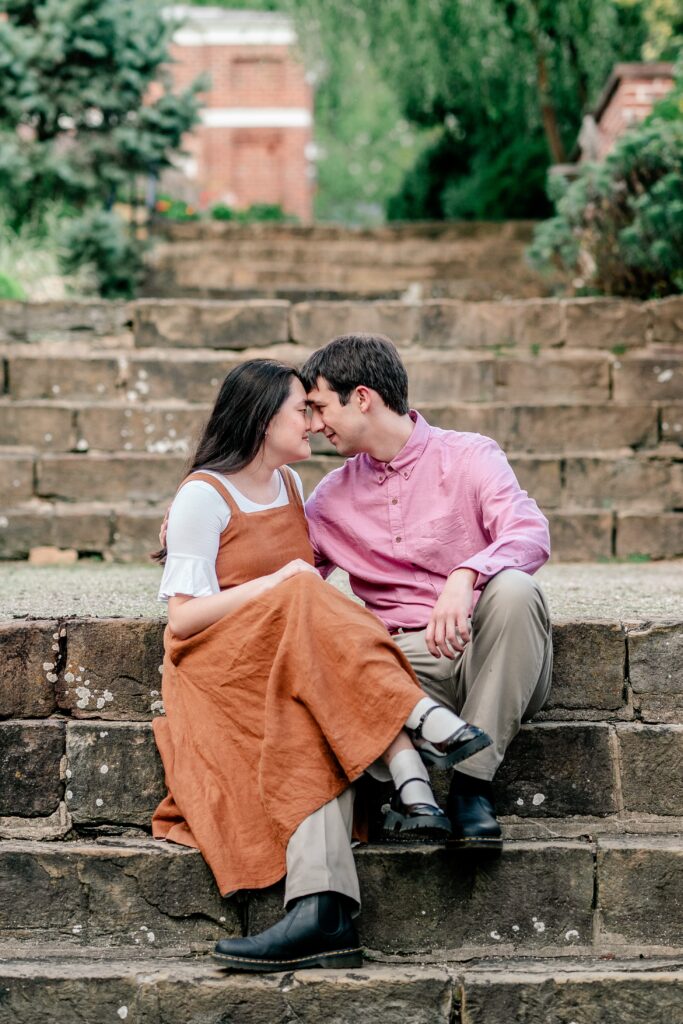 A couple posing for their fall engagement session at Oatlands Historic House and Gardens