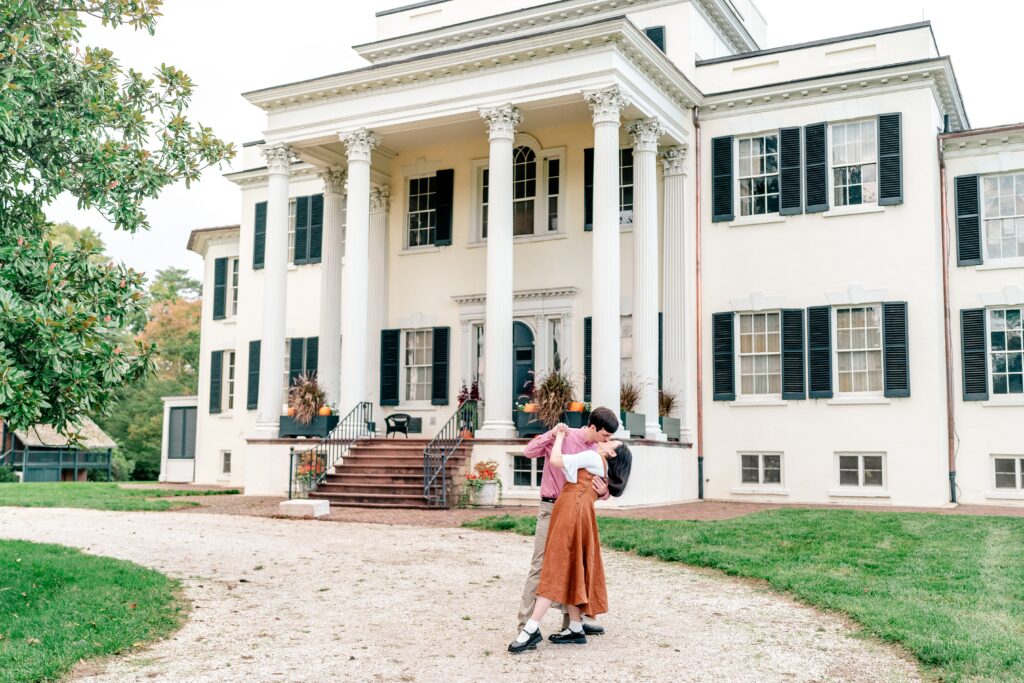 A couple posing for their fall engagement session at Oatlands Historic House and Gardens