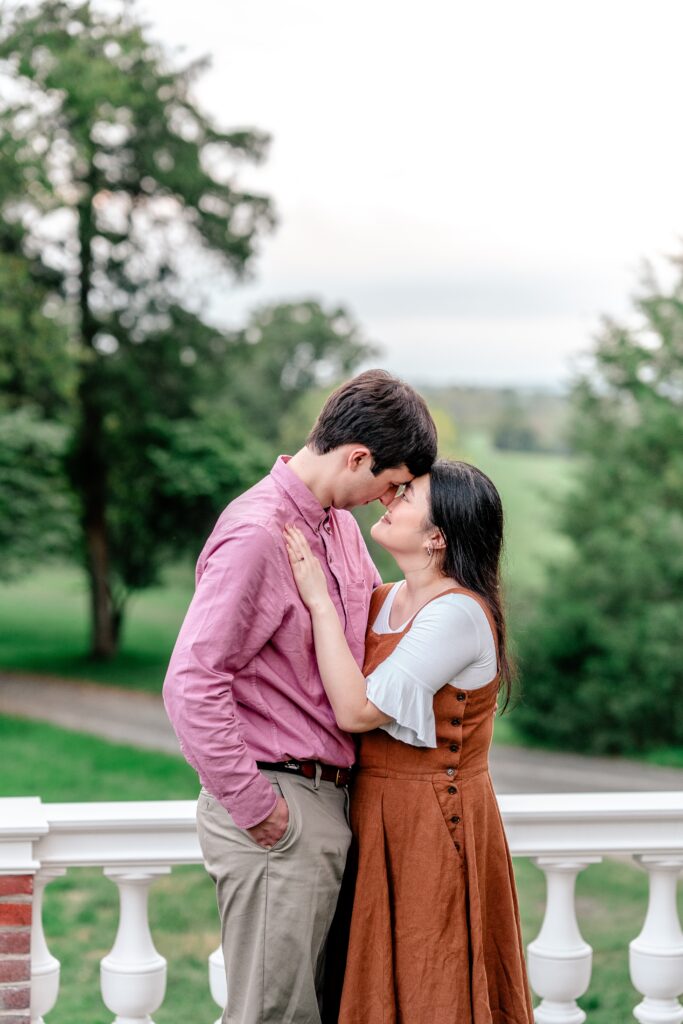 A couple posing for their fall engagement session at Oatlands Historic House and Gardens