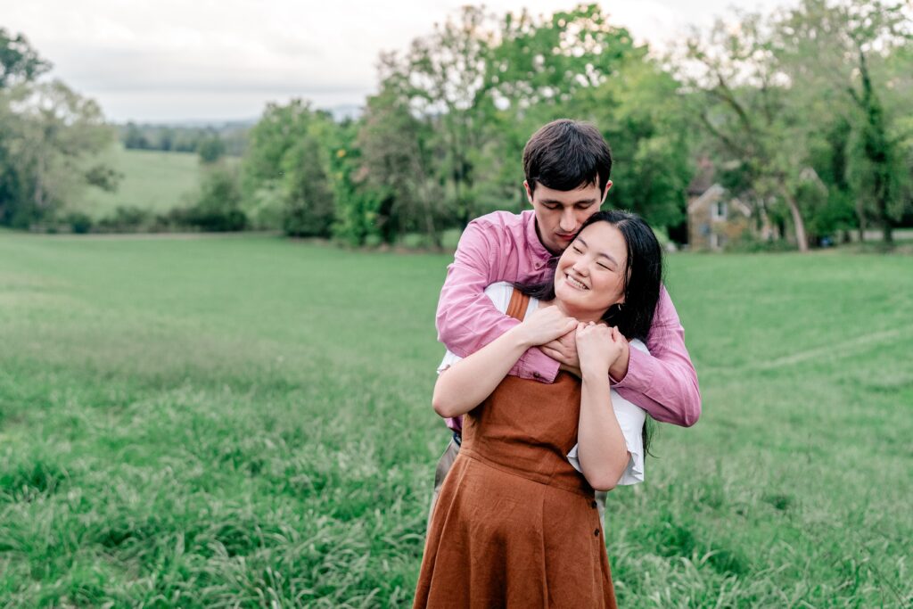 A couple posing for their fall engagement session at Oatlands Historic House and Gardens