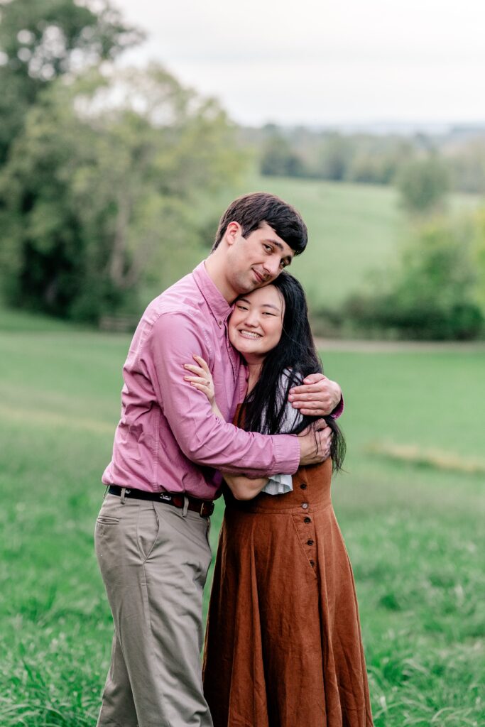 A couple posing for their fall engagement session at Oatlands Historic House and Gardens